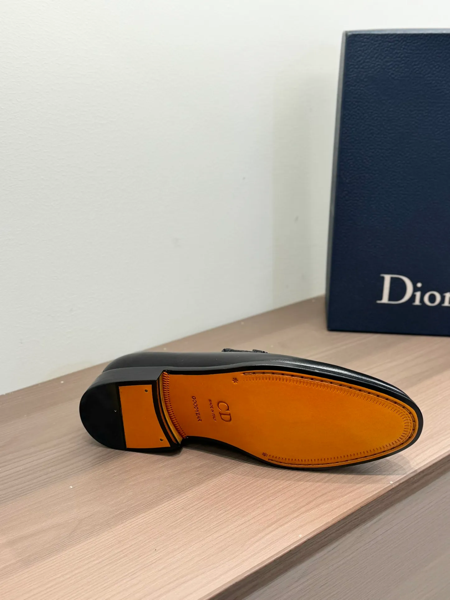 [Dior Dior] Top P: 960💰 Standard code 39-44 (38.45.46 custom-made, non-refundable and non-exchangeable) Dior Dior's latest high-end men's boutique casual leather shoes, the upper is carefully made of black cowhide/open-edge beaded leather/high-mercerized frosted cowhide, the classic silhouette shows elegance, and the upper strap is matched with a metal-coated CD Icon decorative buckle to enhance the style. Comfortable and lightweight, the Italian leather sole features anti-slip rubber inserts. The Blake structured leather sole with anti-slip details showcases Dio*'s exceptional craftsmanship. Elegant and refined, it can be matched with all kinds of suits.